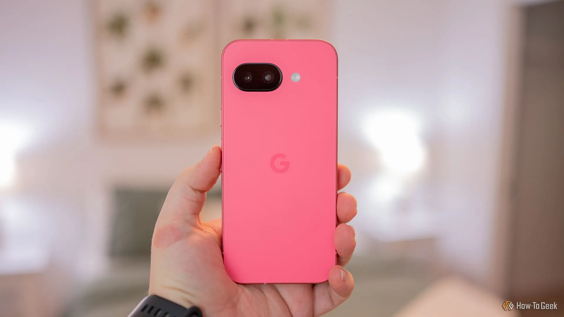 Người dùng đang cầm điện thoại Google Pixel 9a, gợi ý về sự kiện ra mắt Pixel 10 sắp tới
