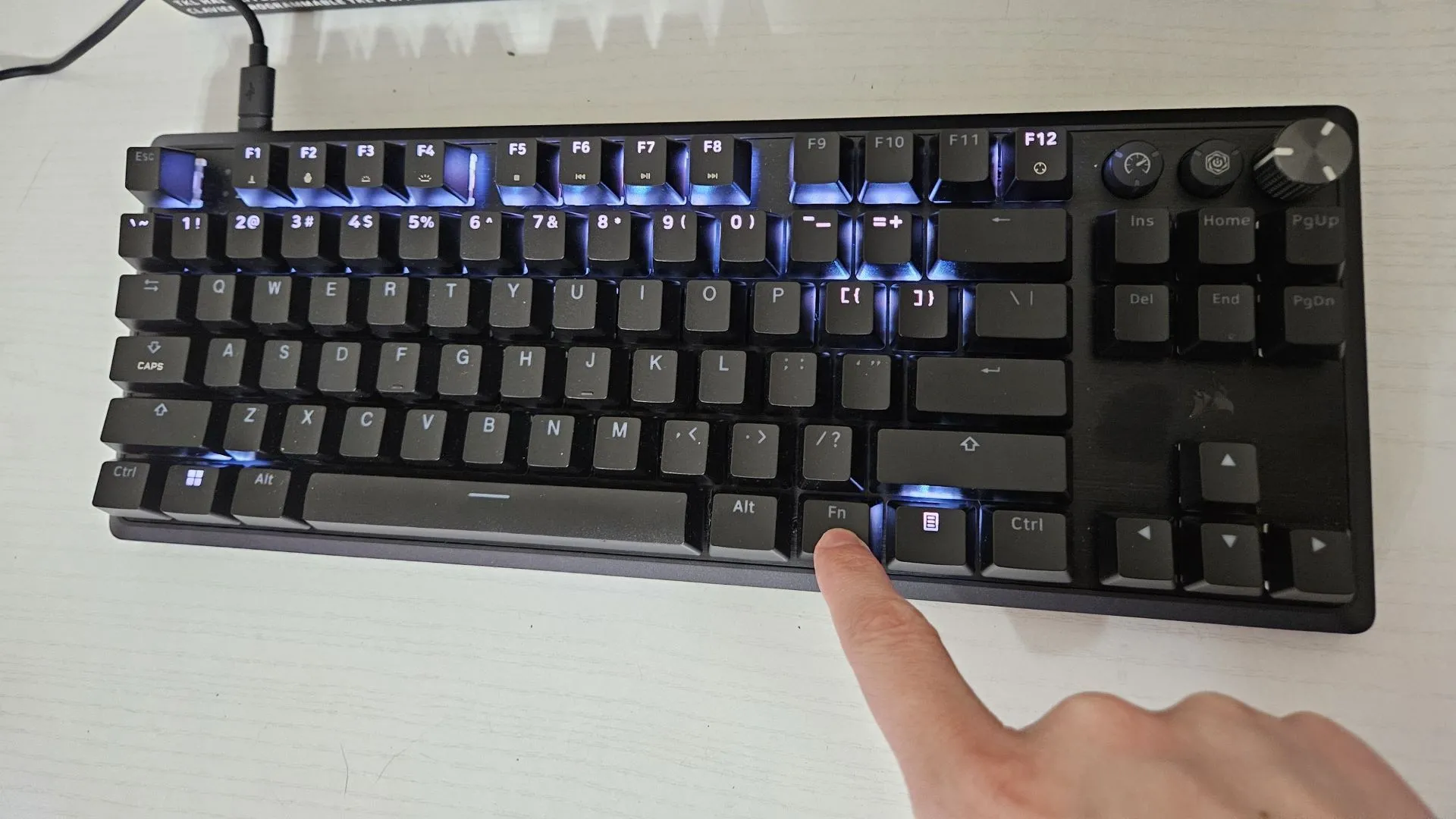 Người dùng đang nhấn phím FN trên bàn phím cơ Corsair K70 PRO TKL