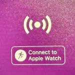 Người dùng giữ Apple Watch gần khu vực NFC để kết nối với thiết bị tập gym.