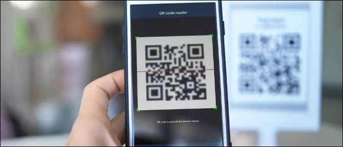 Người dùng sử dụng điện thoại để quét mã QR, minh họa chiêu trò lừa đảo qua mã QR trong mùa Black Friday.