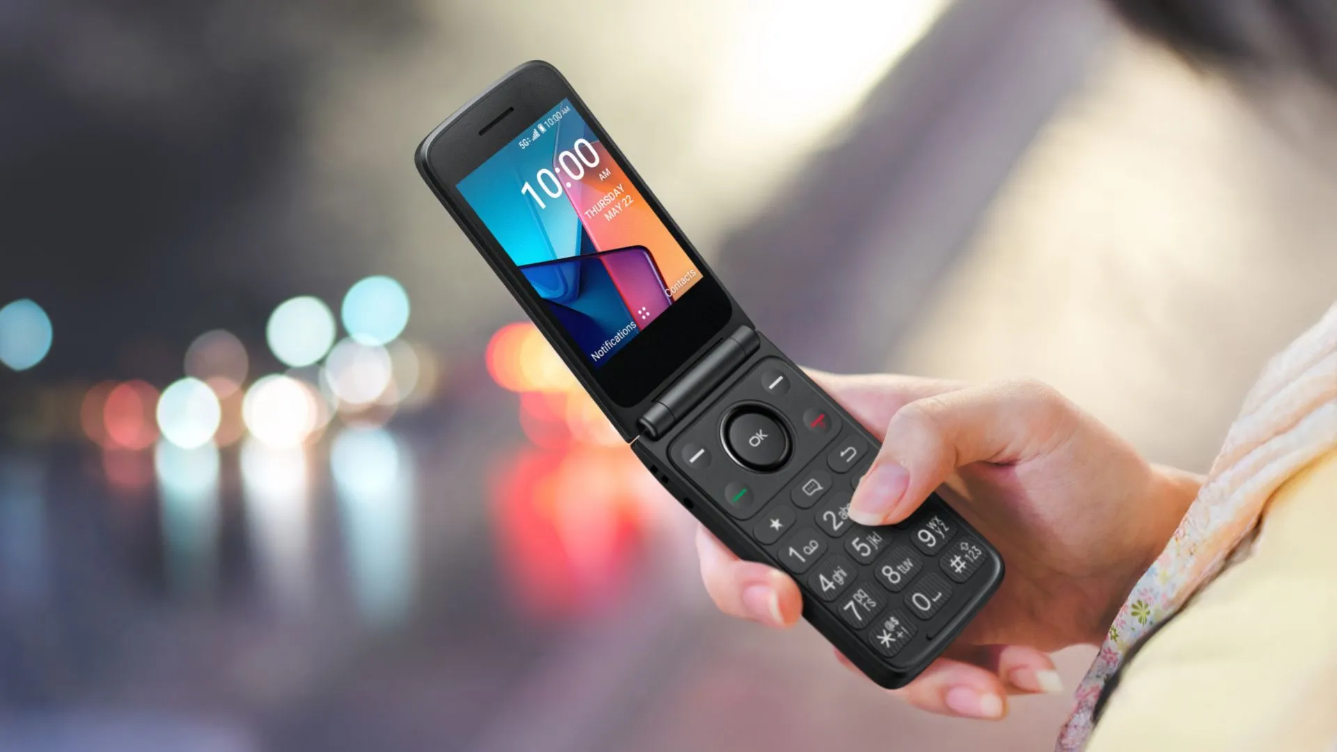Người dùng trải nghiệm TCL Flip 4 5G, mẫu điện thoại gập cổ điển với KaiOS và ứng dụng Google.