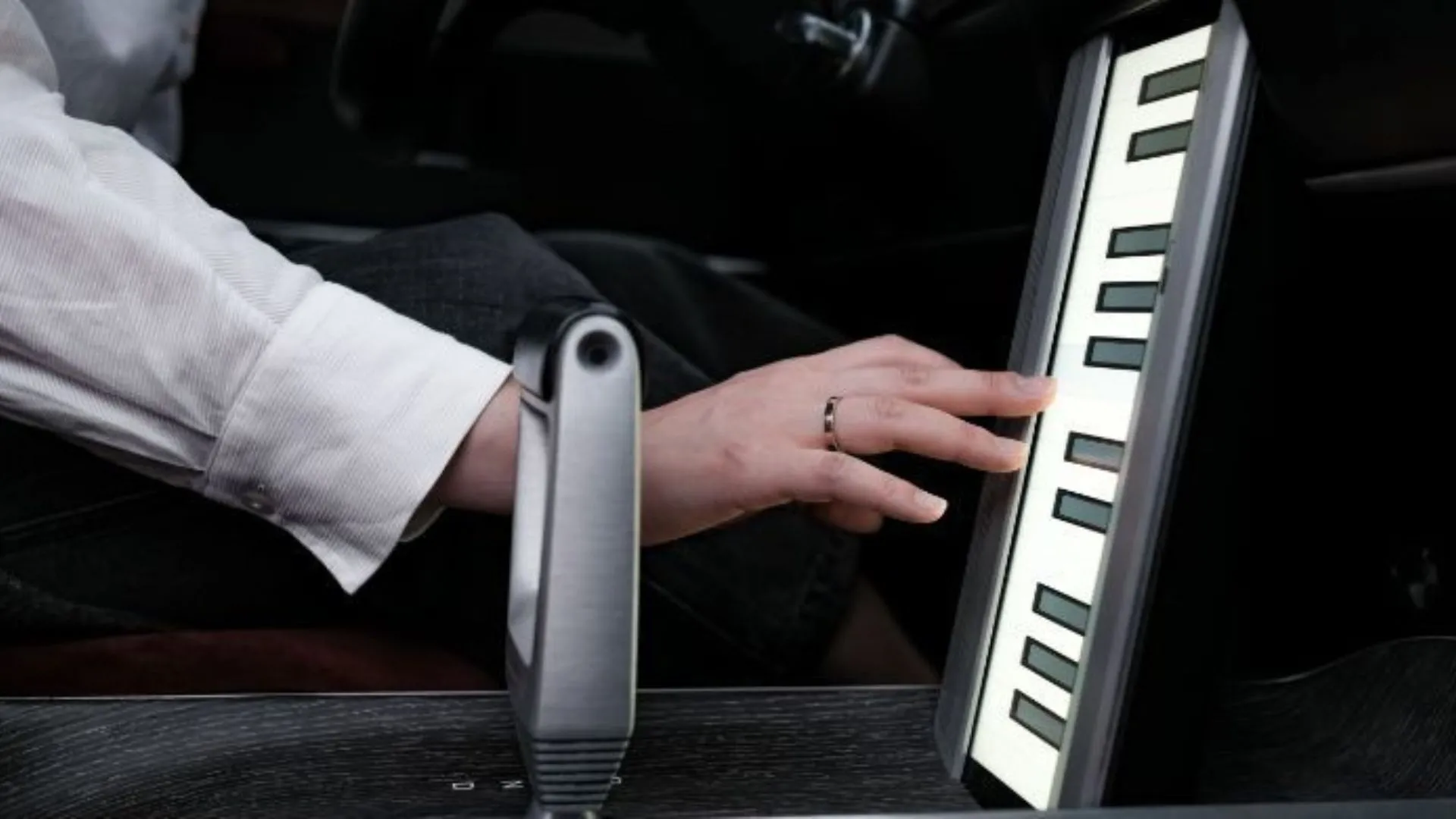 Người dùng tương tác với tính năng piano ảo trên màn hình trung tâm của Hyundai Heritage Series Grandeur.