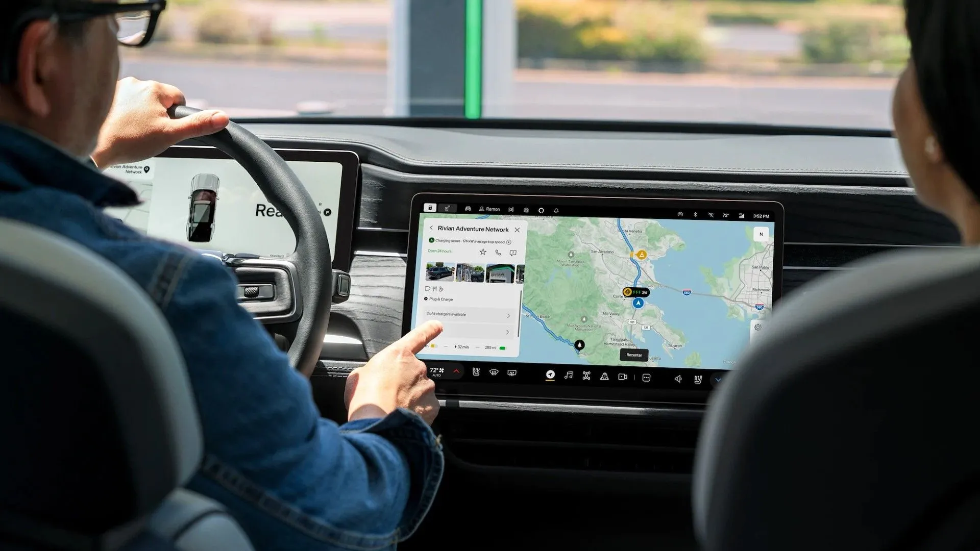 Người lái xe điện Rivian đang sử dụng Google Maps trên màn hình điều khiển trung tâm