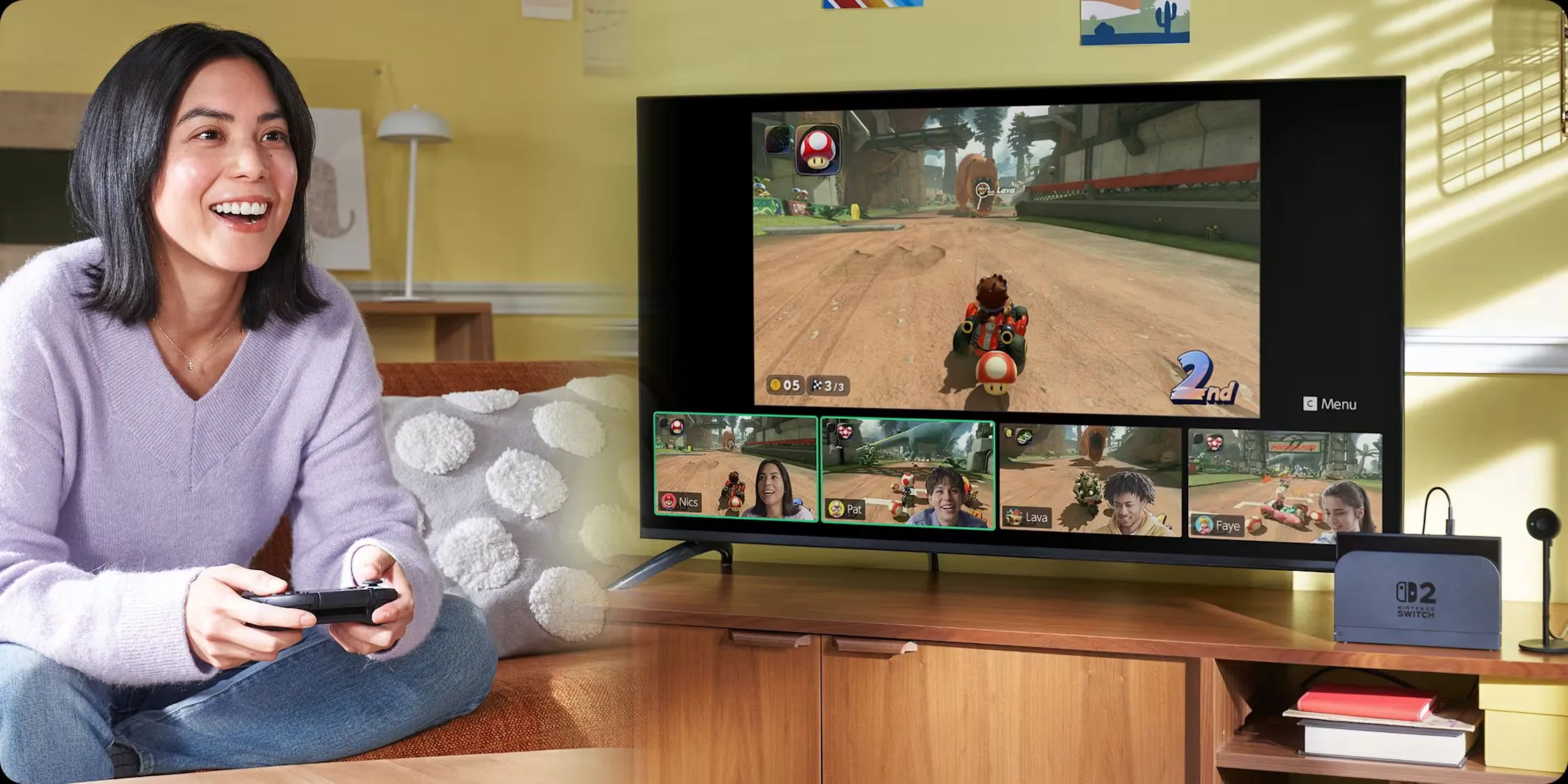 Người phụ nữ đang sử dụng GameChat trên Nintendo Switch 2 khi chơi Mario Kart World