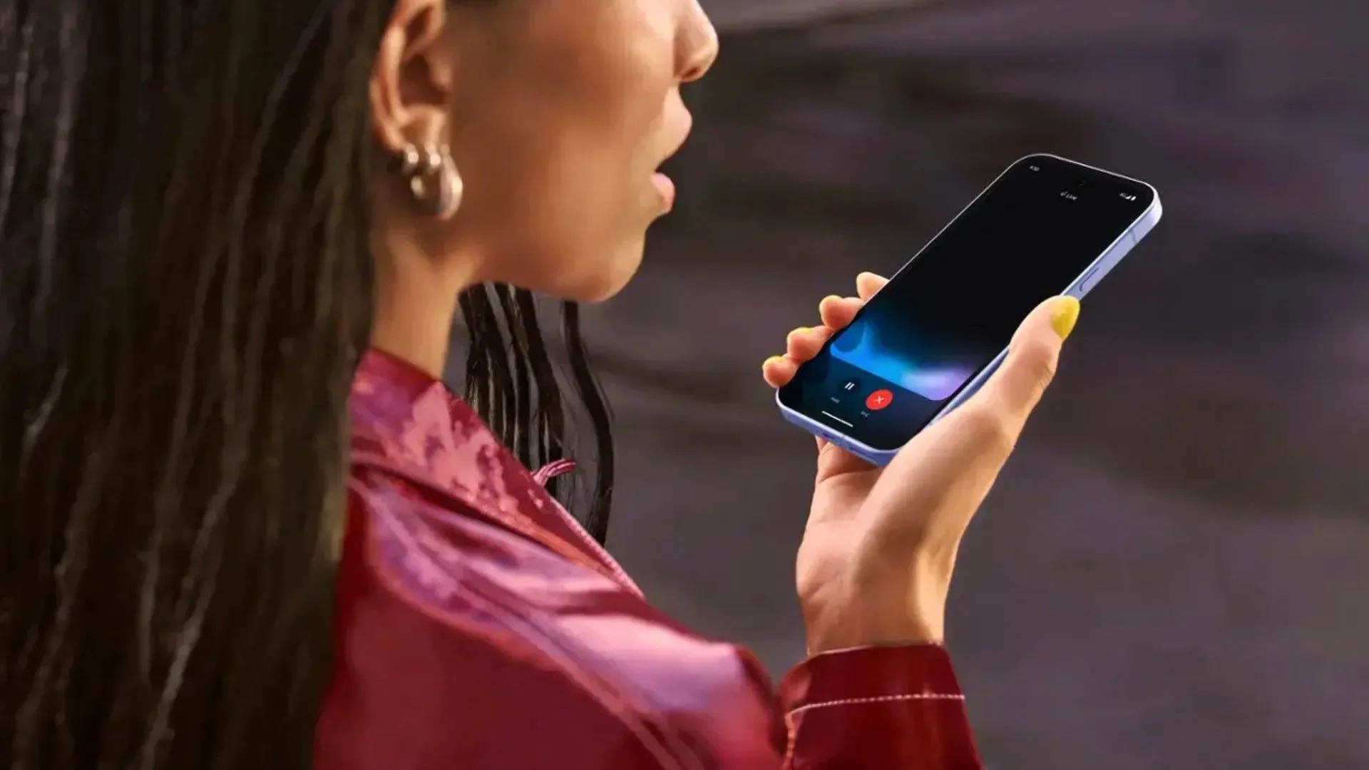 Người phụ nữ đang sử dụng Google Pixel 9a và tương tác bằng giọng nói, thể hiện tính năng AI tích hợp.