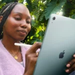 Người phụ nữ đang viết trên iPad Air M3