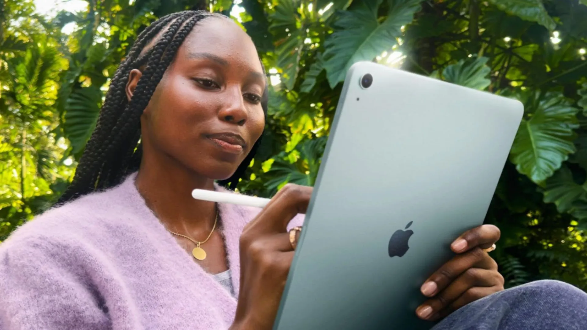 Người phụ nữ đang viết trên iPad Air M3