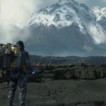 Người vận chuyển Sam Porter Bridges với khối lượng hàng hóa lớn trên lưng trong tựa game Death Stranding.
