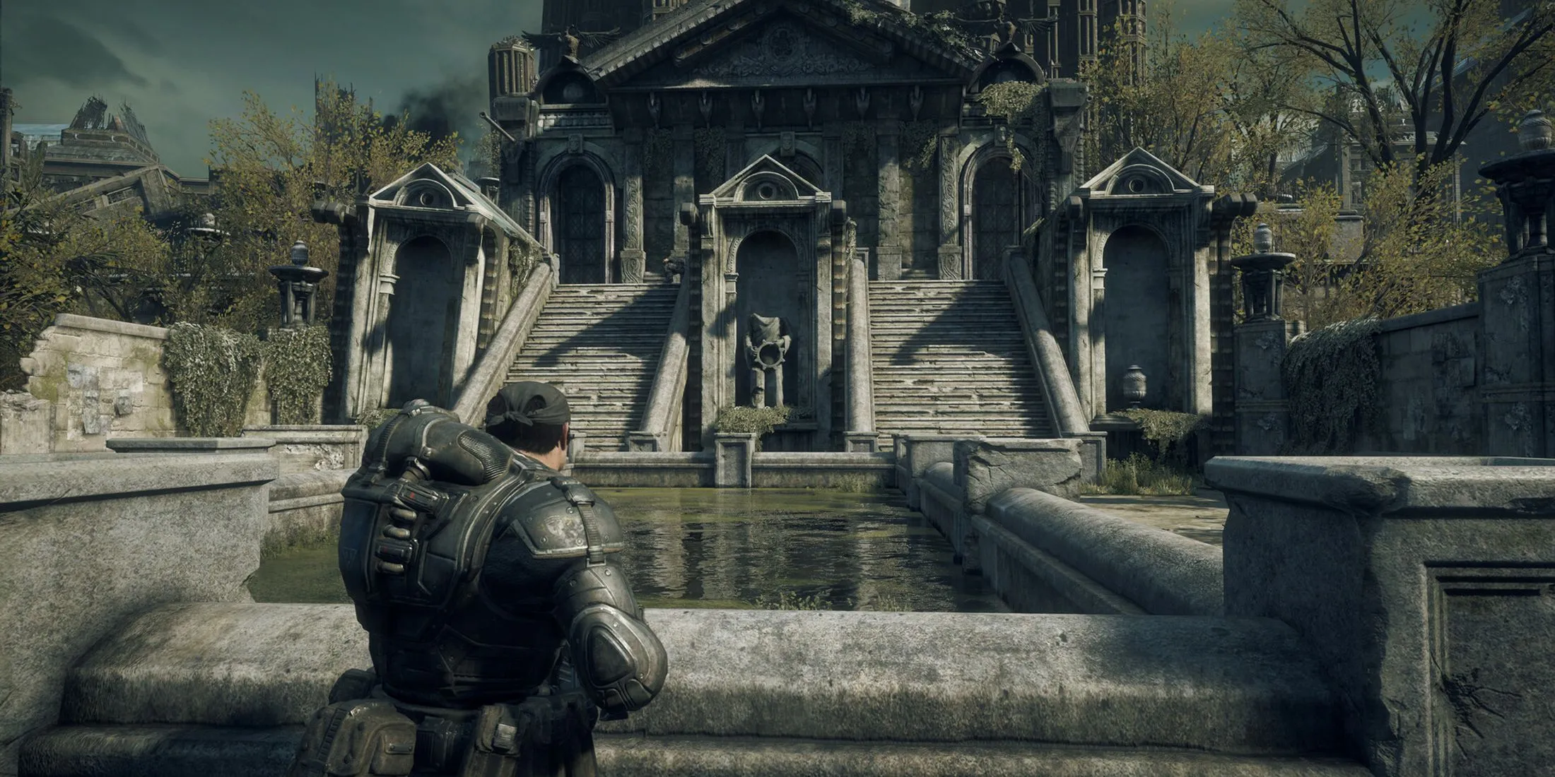 Nhân vật khám phá môi trường tối tăm trong Gears of War: Reloaded, thể hiện đồ họa nâng cấp.