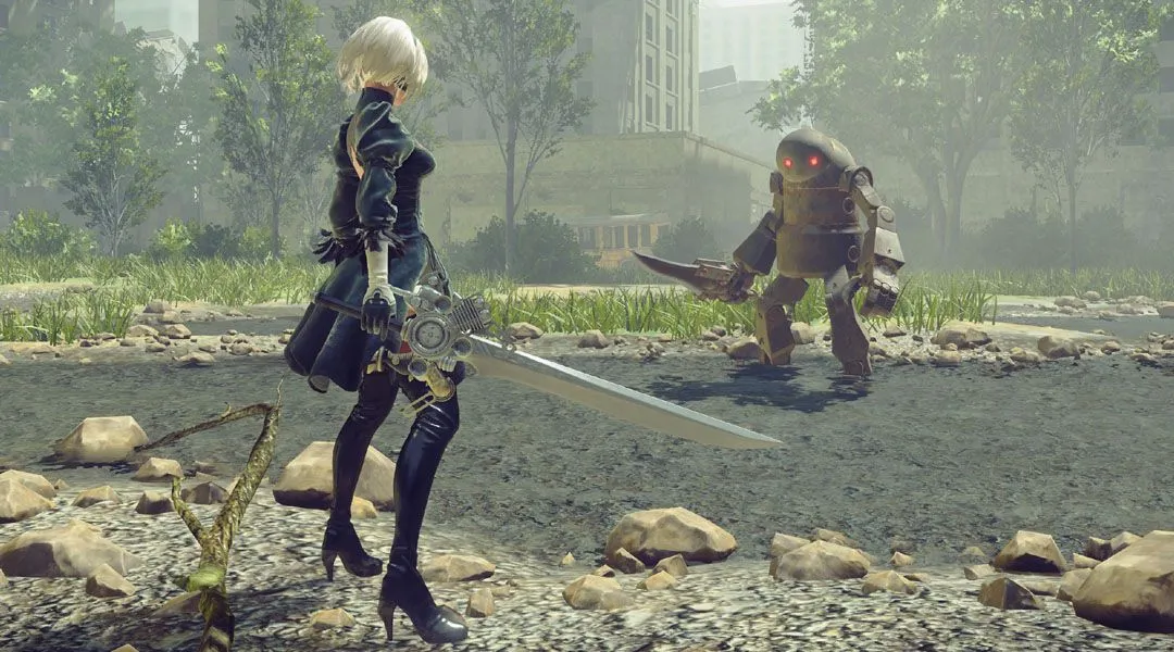 Nữ người máy 2B với thanh katana trong một cảnh chiến đấu đầy ấn tượng của Nier Automata.