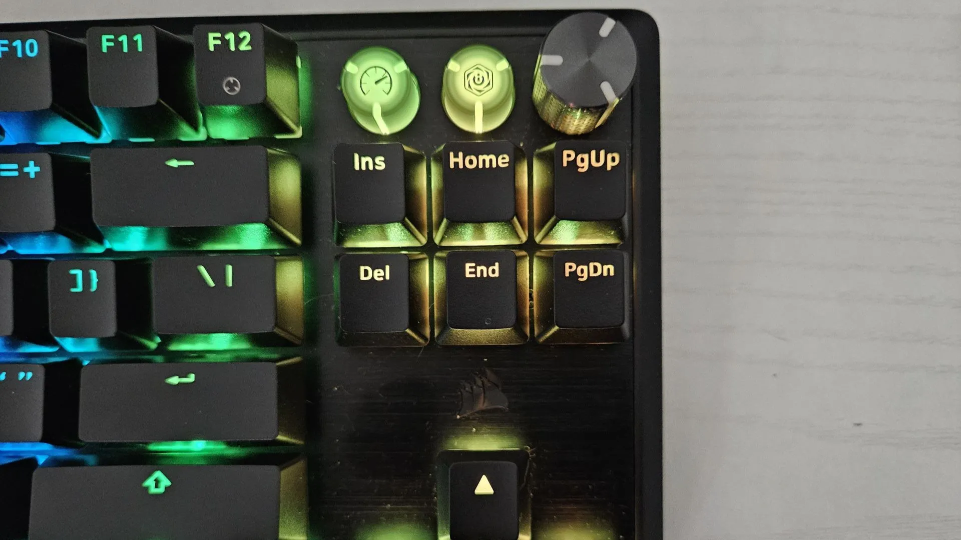 Nút điều khiển media, con lăn xoay và nút chế độ Game trên bàn phím Corsair K70 PRO TKL