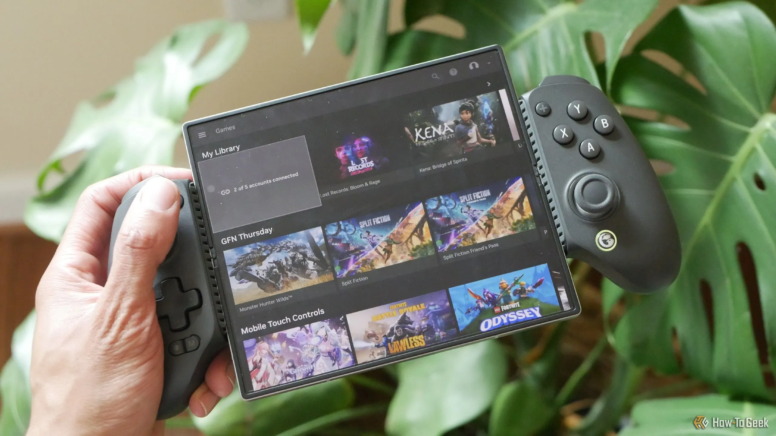 NVIDIA GeForce NOW trên Galaxy Z Fold 6 được ghép nối với GameSir G8+.