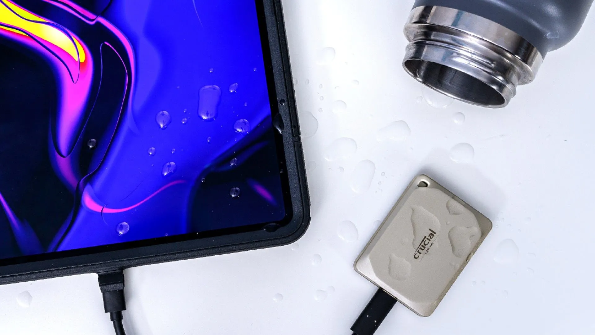 Ổ cứng SSD di động Crucial X9 Pro for Mac màu đen đang kết nối với một chiếc iPad, làm nổi bật thiết kế nhỏ gọn và khả năng tương thích với thiết bị Apple.