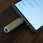 Ổ đĩa flash USB-C được cắm vào điện thoại Samsung Galaxy Z Fold 6, minh họa cách truyền dữ liệu trực tiếp