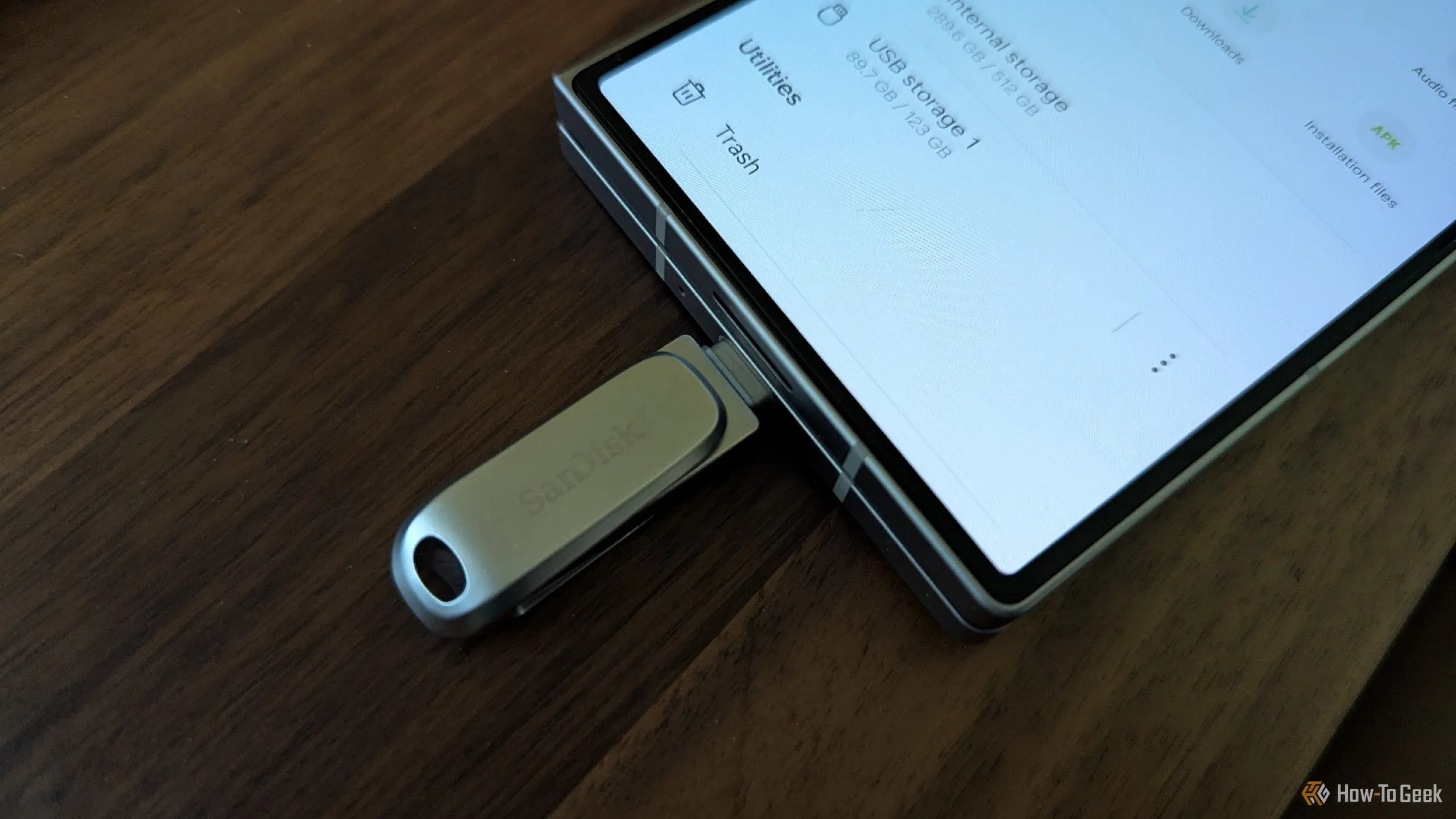 Ổ đĩa flash USB-C được cắm vào điện thoại Samsung Galaxy Z Fold 6, minh họa cách truyền dữ liệu trực tiếp