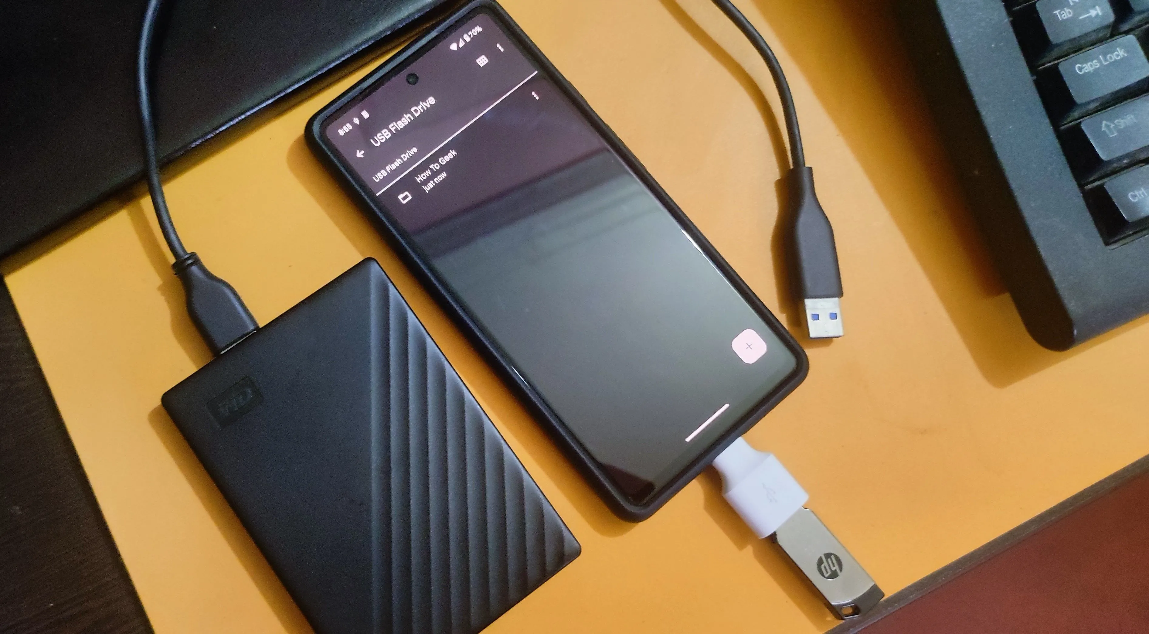 Ổ đĩa USB flash đang cắm vào điện thoại thông minh Google Pixel 6a thông qua bộ chuyển đổi OTG, minh họa giải pháp mở rộng bộ nhớ giá rẻ.