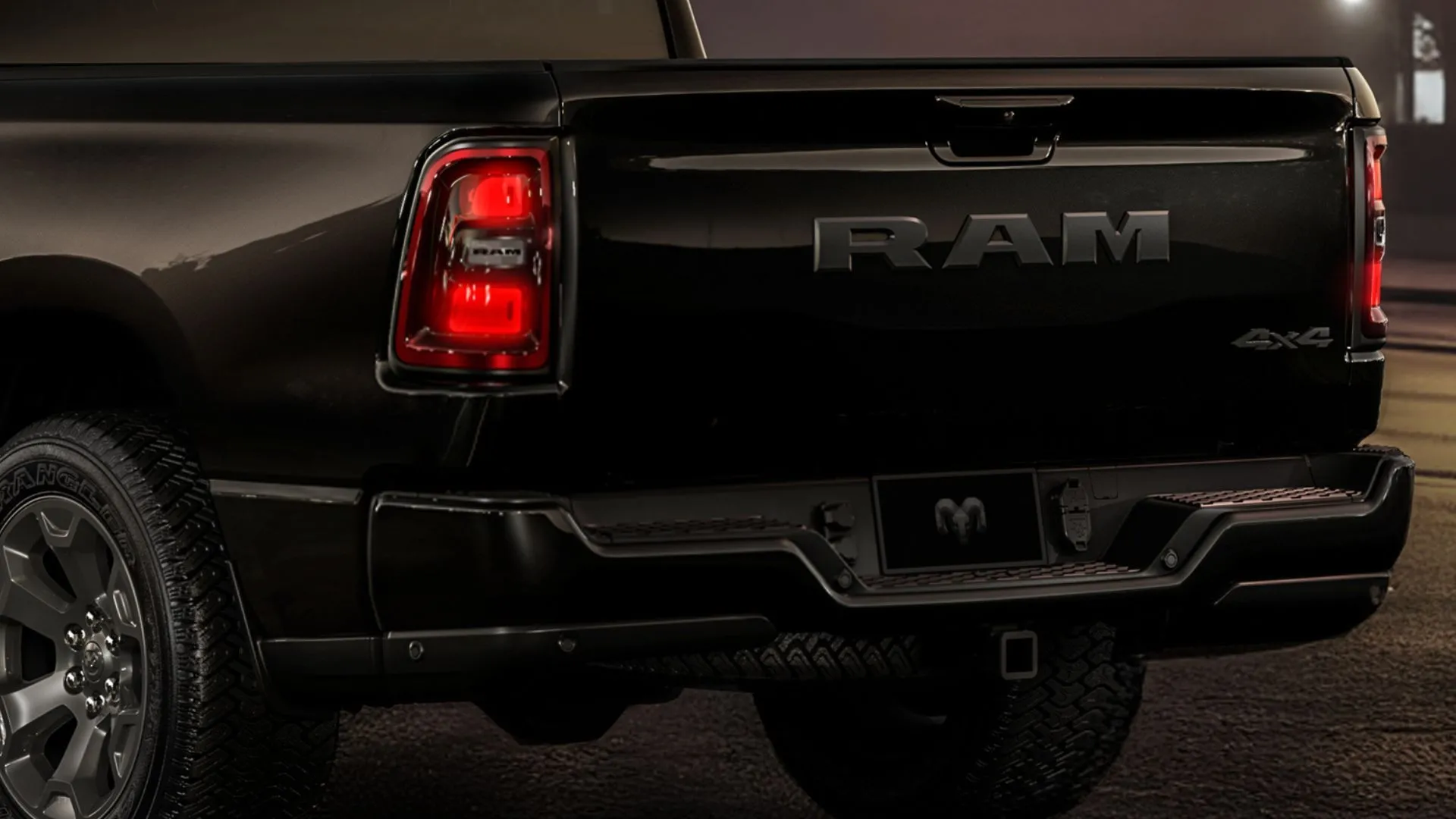 Phần đuôi xe Ram 1500 Express 2026 màu đen nổi bật