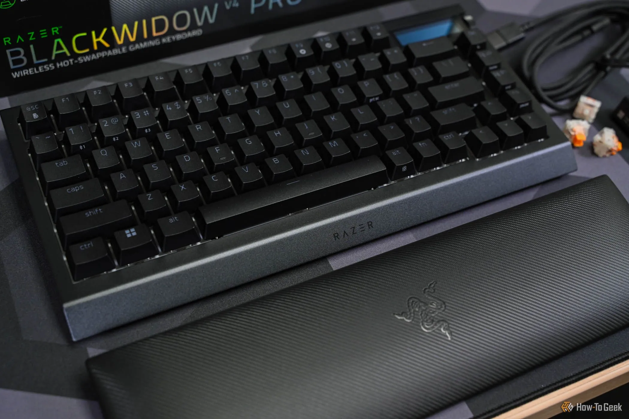 Phần kê cổ tay đi kèm bàn phím cơ Razer BlackWidow V4 Pro 75%, giải pháp giảm mỏi cổ tay khi dùng pad chuột kính.