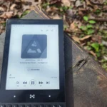 Podcast đang phát trên Minimal Phone, minh họa sự tiện lợi khi nghe nội dung âm thanh di động.