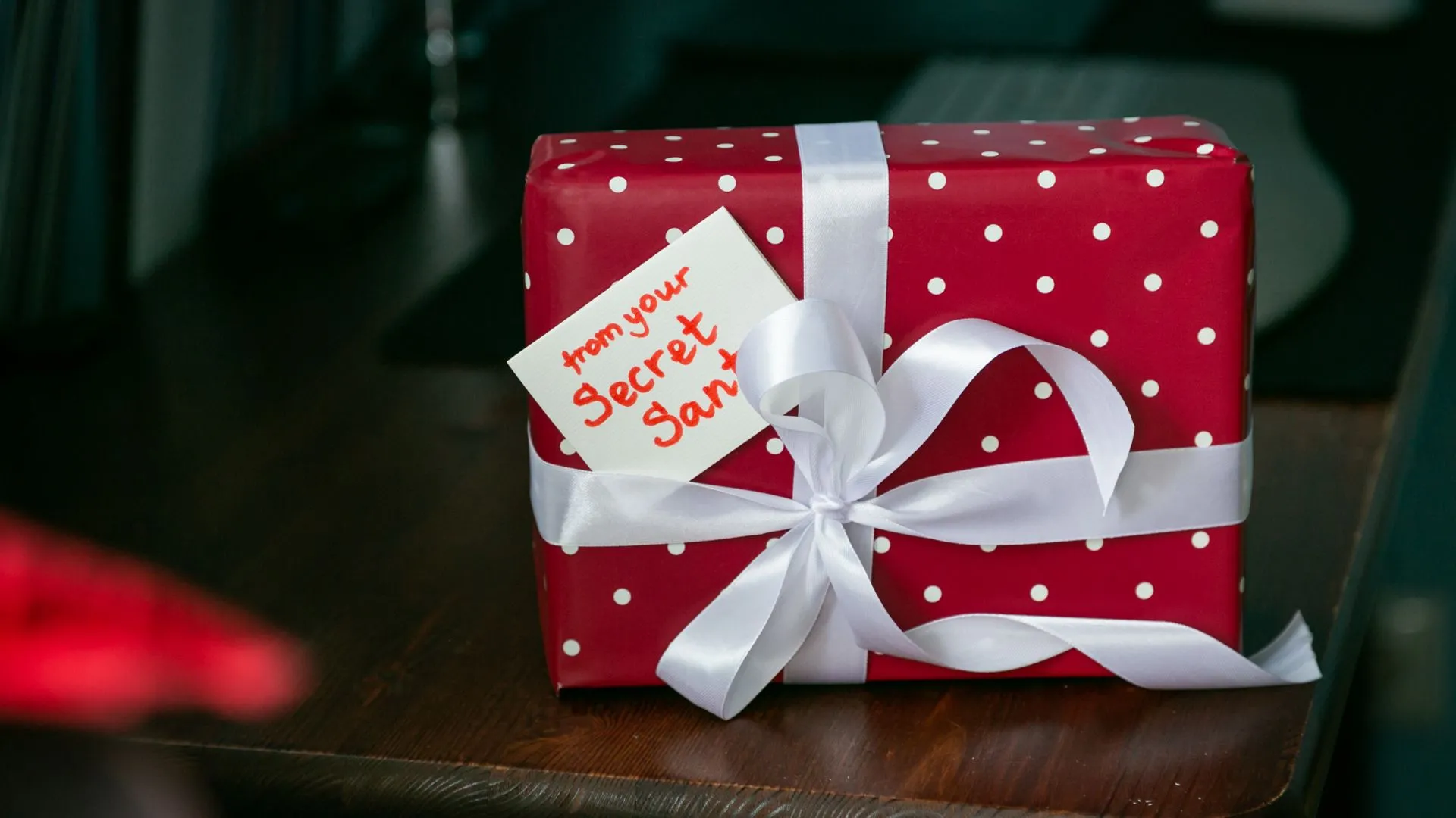 Quà tặng Secret Santa đặt trên bàn
