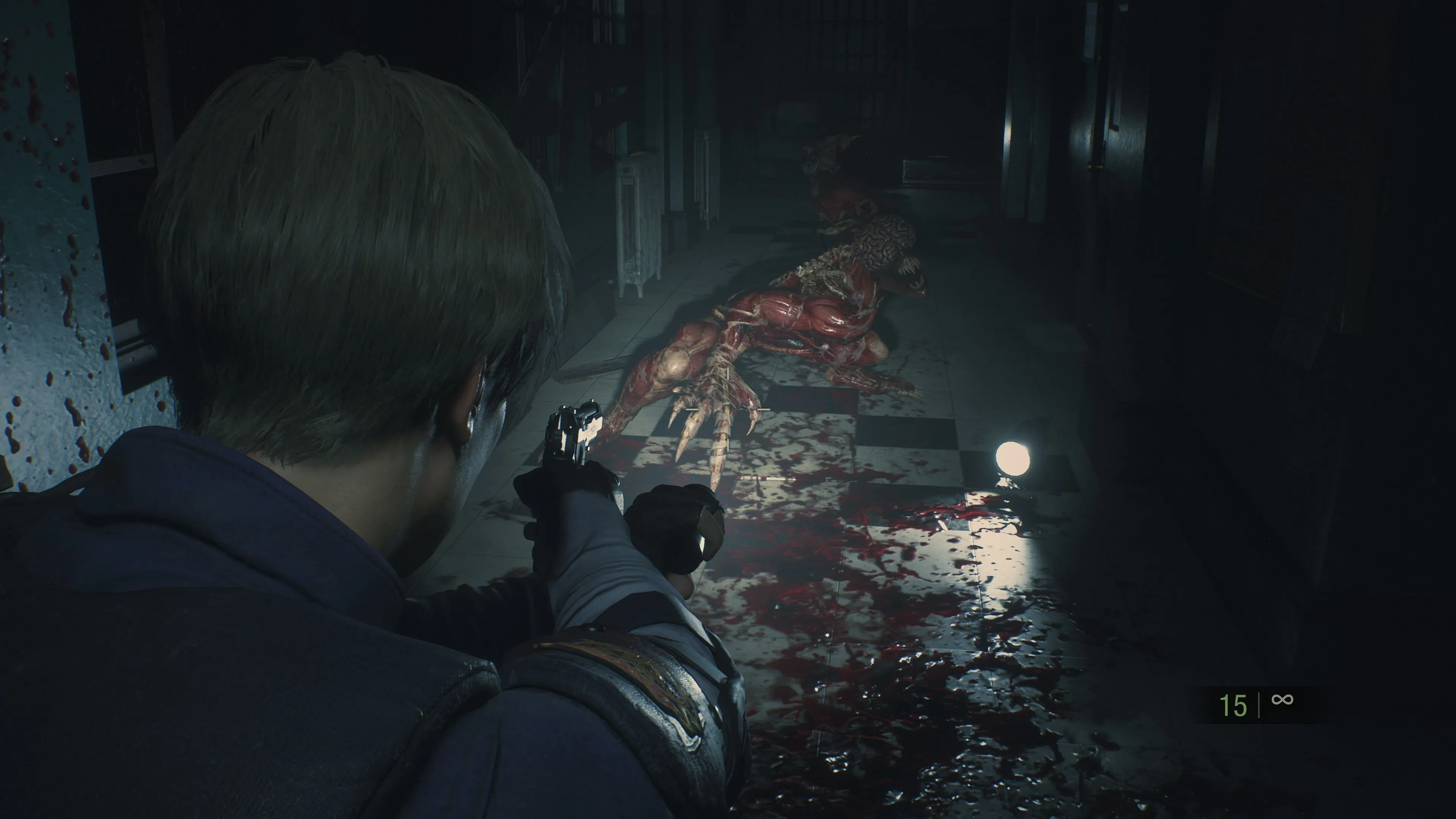 Quái vật Licker với bộ não lộ thiên chuẩn bị tấn công Leon trong game Resident Evil 2 remake, tạo cảm giác kinh dị.