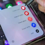 S Pen kích hoạt menu Lệnh không chạm (Air Command) trên Galaxy Z Fold 5, hiển thị các tính năng nâng cao.