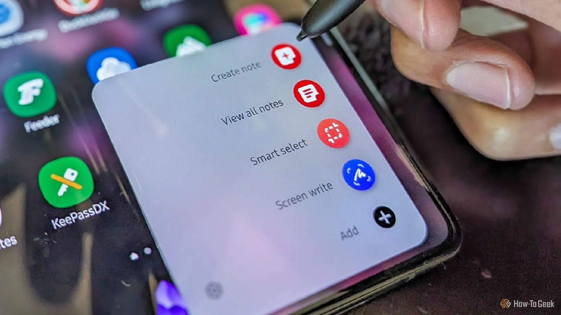 S Pen kích hoạt menu Lệnh không chạm (Air Command) trên Galaxy Z Fold 5, hiển thị các tính năng nâng cao.