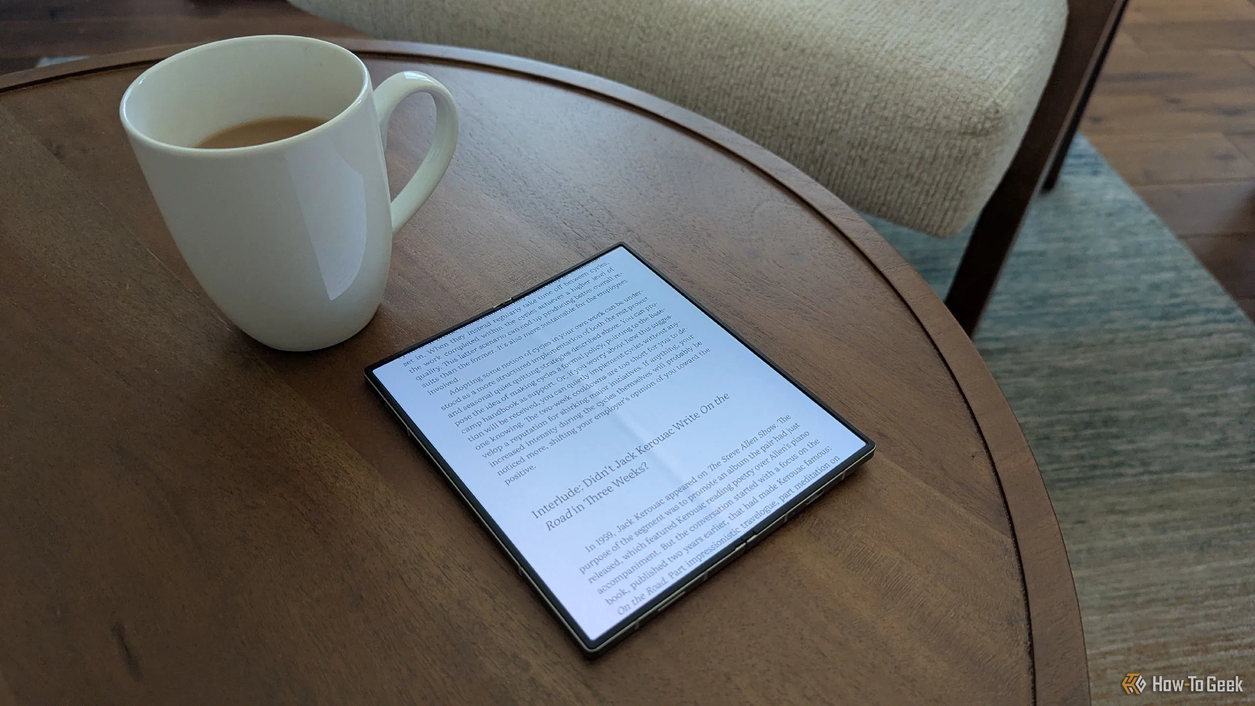 Sách điện tử hiển thị sắc nét trên Samsung Galaxy Z Fold 6 với màn hình OLED, đặt cạnh cốc trà ấm
