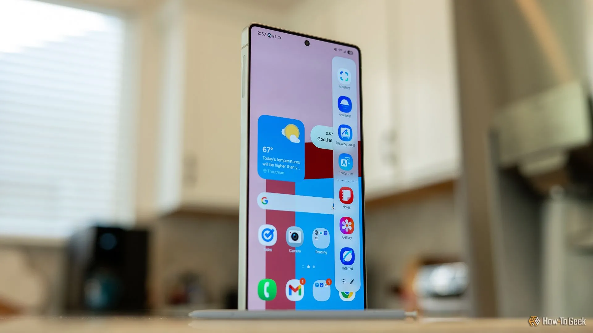 Samsung Galaxy S25 Ultra hiển thị bảng điều khiển cạnh Edge Panel