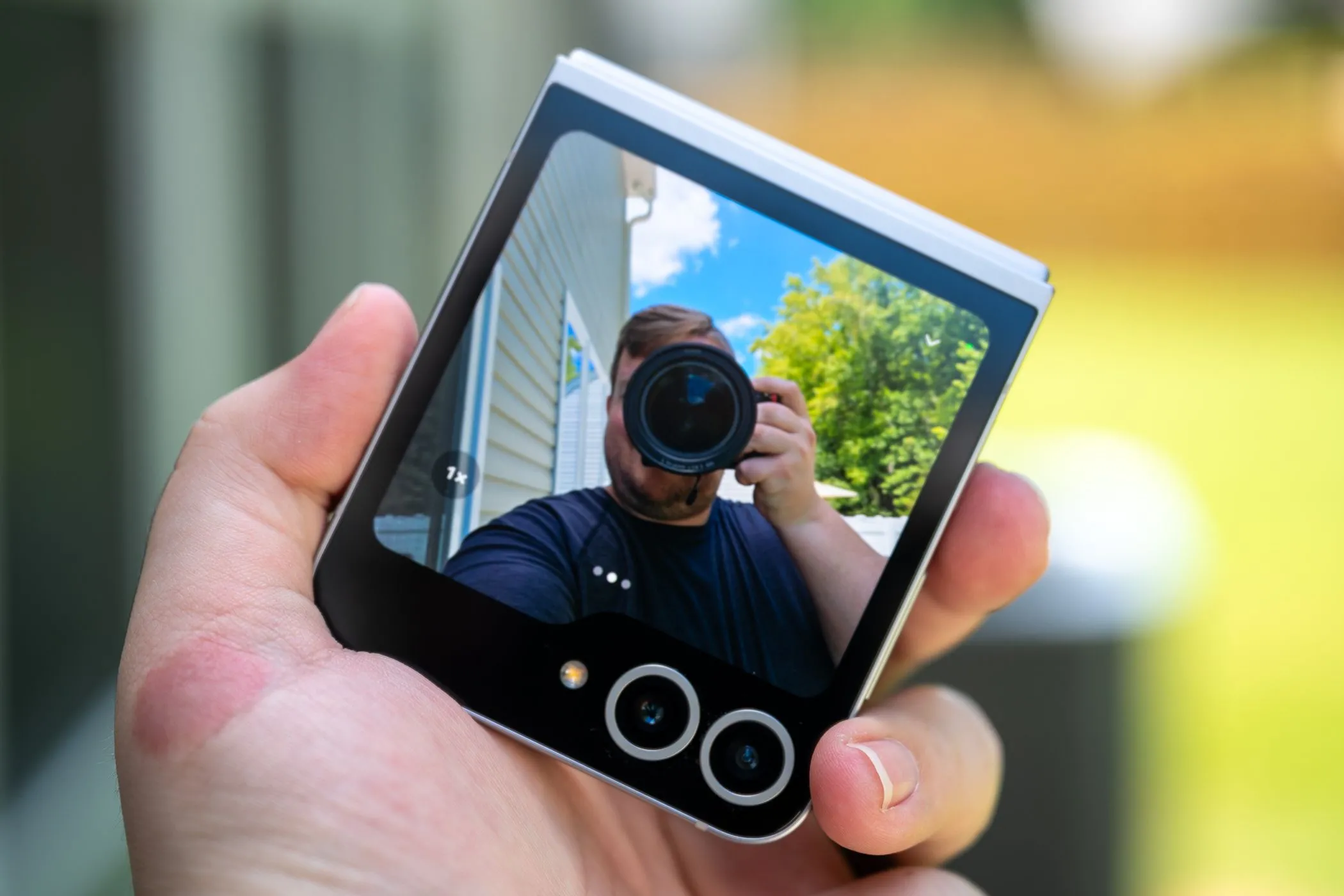Samsung Galaxy Z Flip 6 gập lại, đang sử dụng các tính năng camera với màn hình phụ