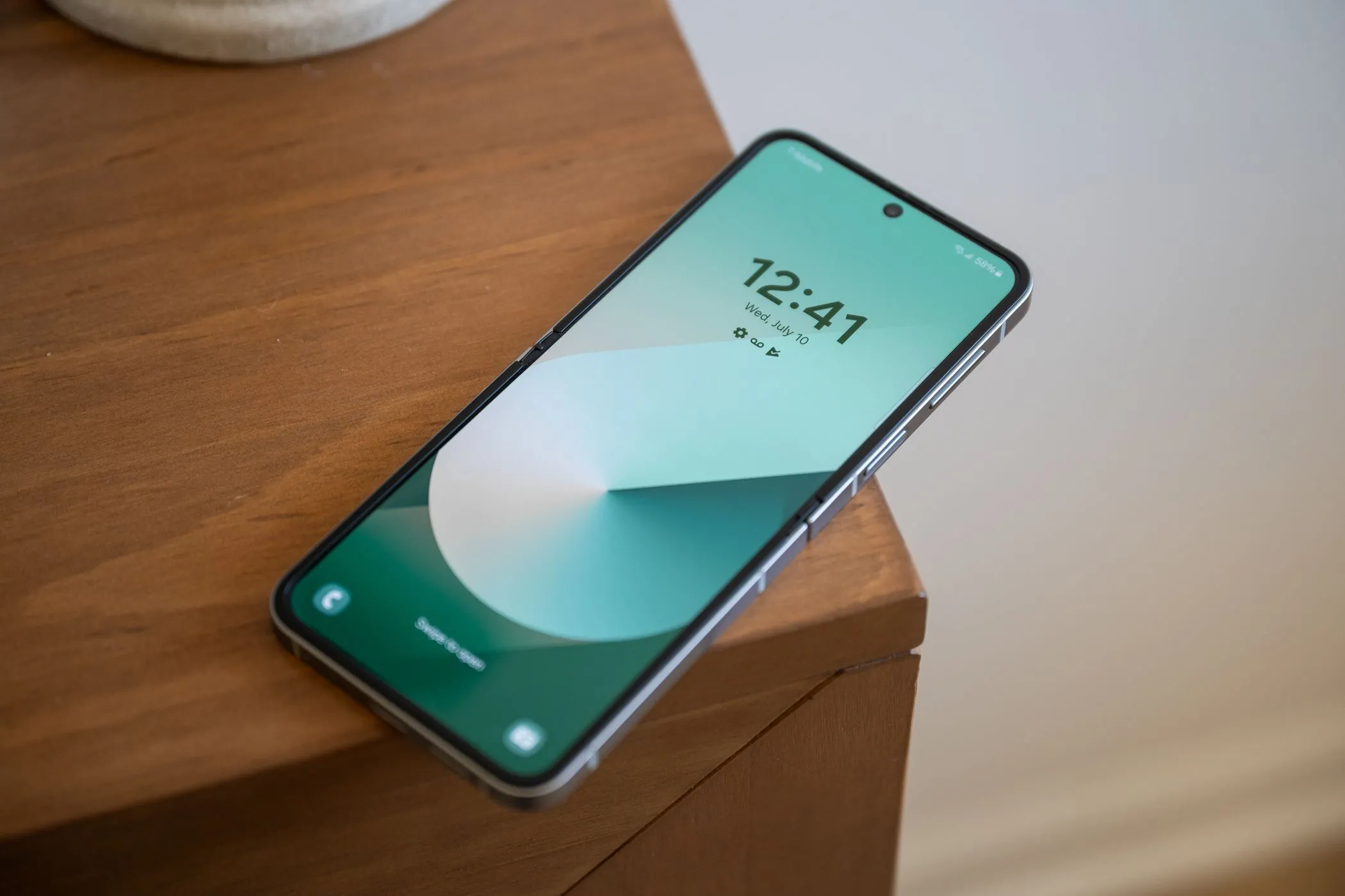 Samsung Galaxy Z Flip 6 mở hoàn toàn, hiển thị màn hình chính và khóa màn hình