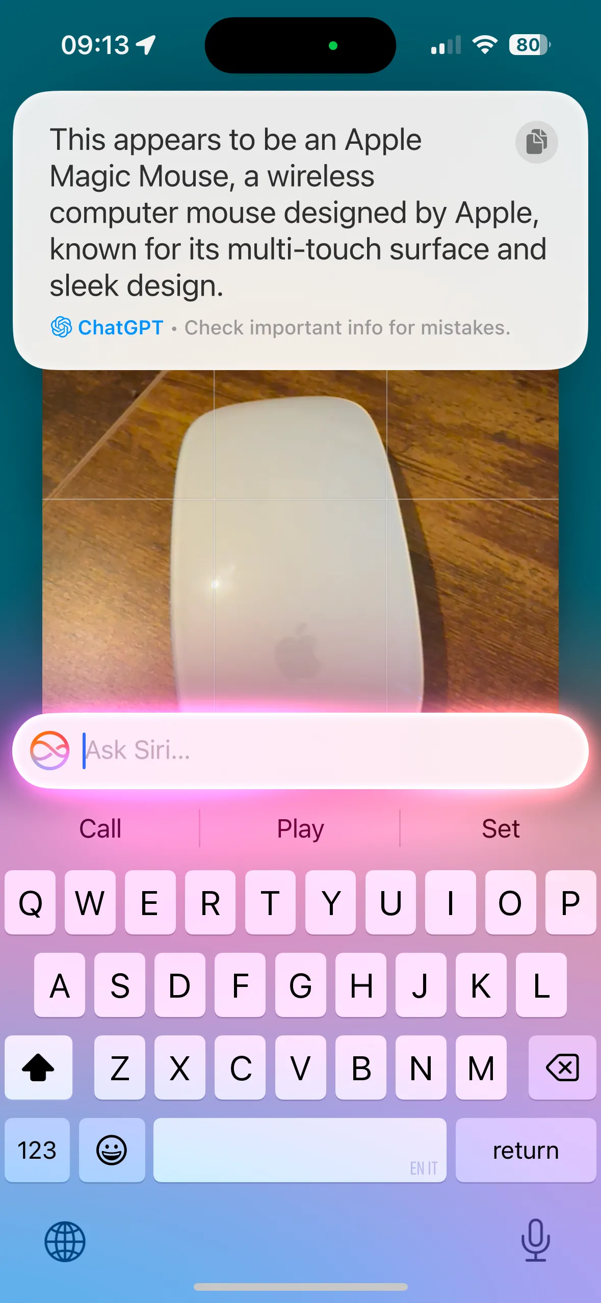 Siri trả lời yêu cầu ChatGPT nhận diện chuột Apple Magic Mouse trong hình ảnh.