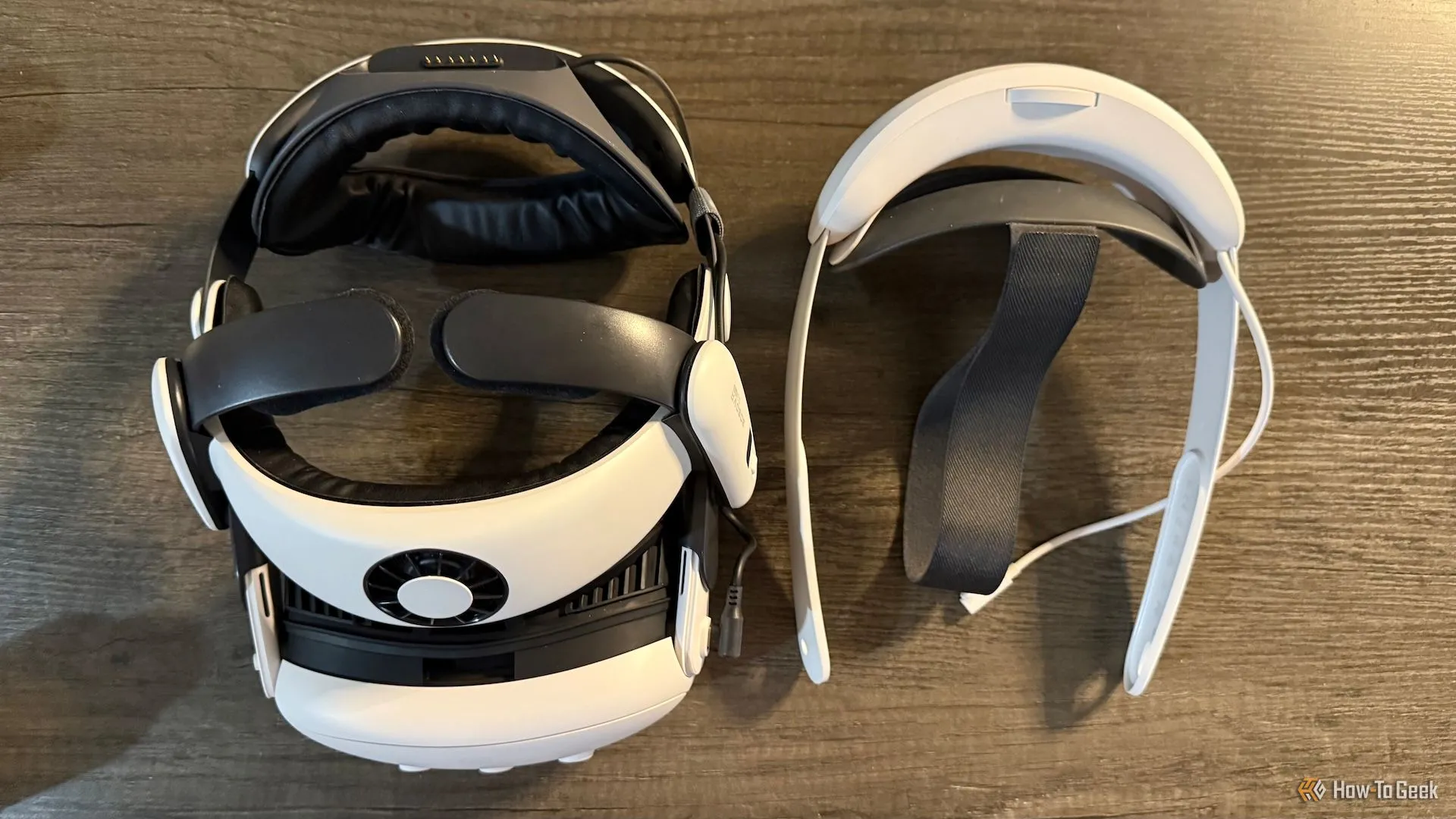 So sánh dây đeo Halo BOBOVR S3 Pro và dây đeo Meta Quest 3 Elite Strap có pin, đặt cạnh nhau trên bàn