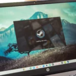 Steam for ChromeOS đang khởi chạy trên màn hình Chromebook.