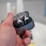 Tai nghe Samsung Galaxy Buds 3 Pro màu bạc được đặt trong hộp sạc trong suốt đang mở, hiển thị thiết kế và vị trí đặt tai nghe.