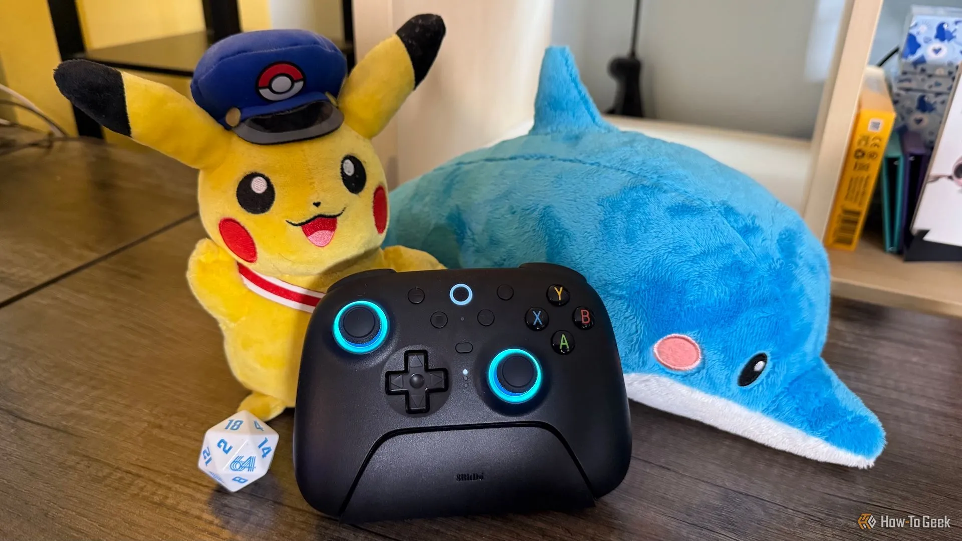Tay cầm 8BitDo Ultimate 2 Wireless đặt trên dock sạc tiện lợi, minh họa trải nghiệm chơi game.