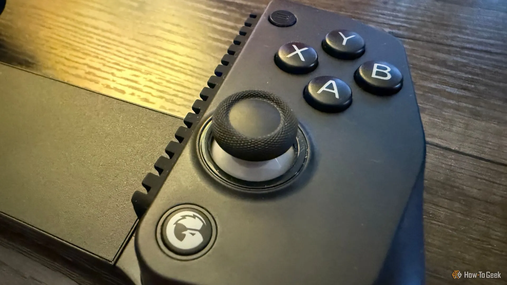 Tay cầm bên phải và các nút điều khiển (ABXY, joystick) của GameSir X5 Lite