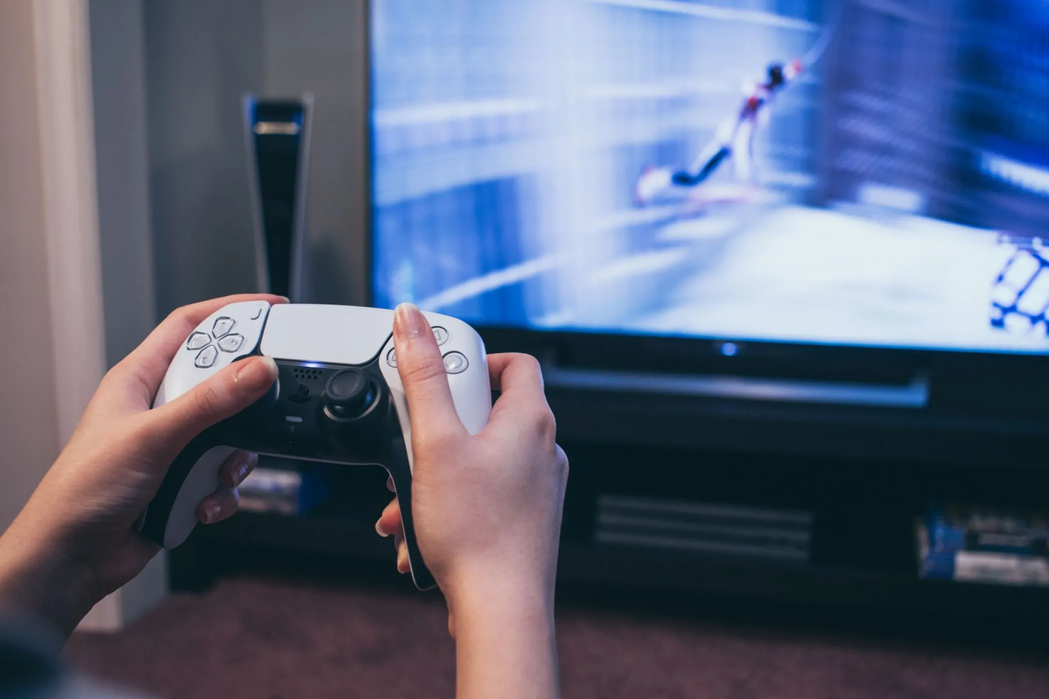 Tay cầm DualSense của PS5 đang được sử dụng để chơi game Spider-Man trên TV.