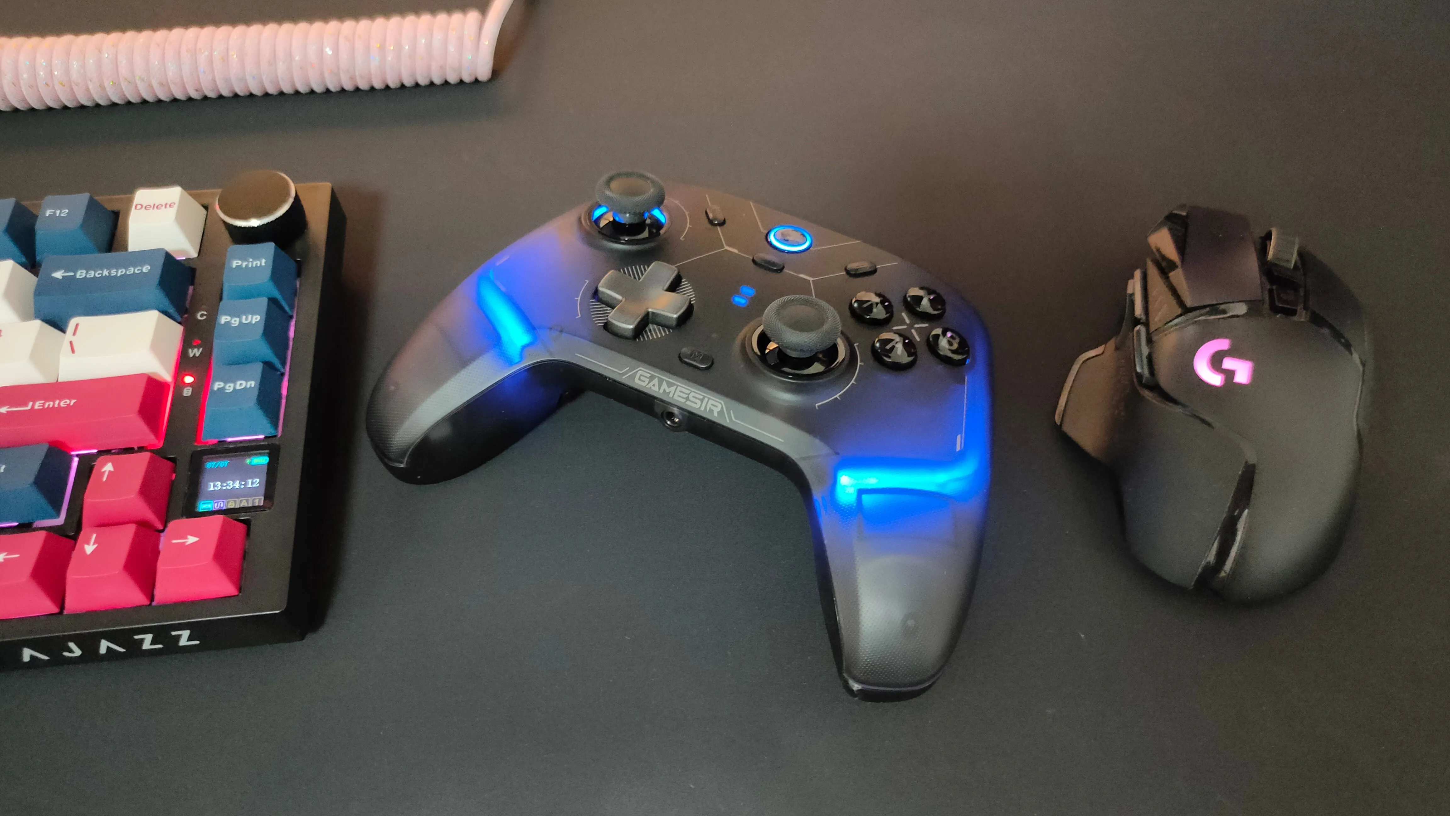 Tay cầm GameSir Cyclone 2 đặt giữa chuột Logitech G502 và bàn phím cơ.