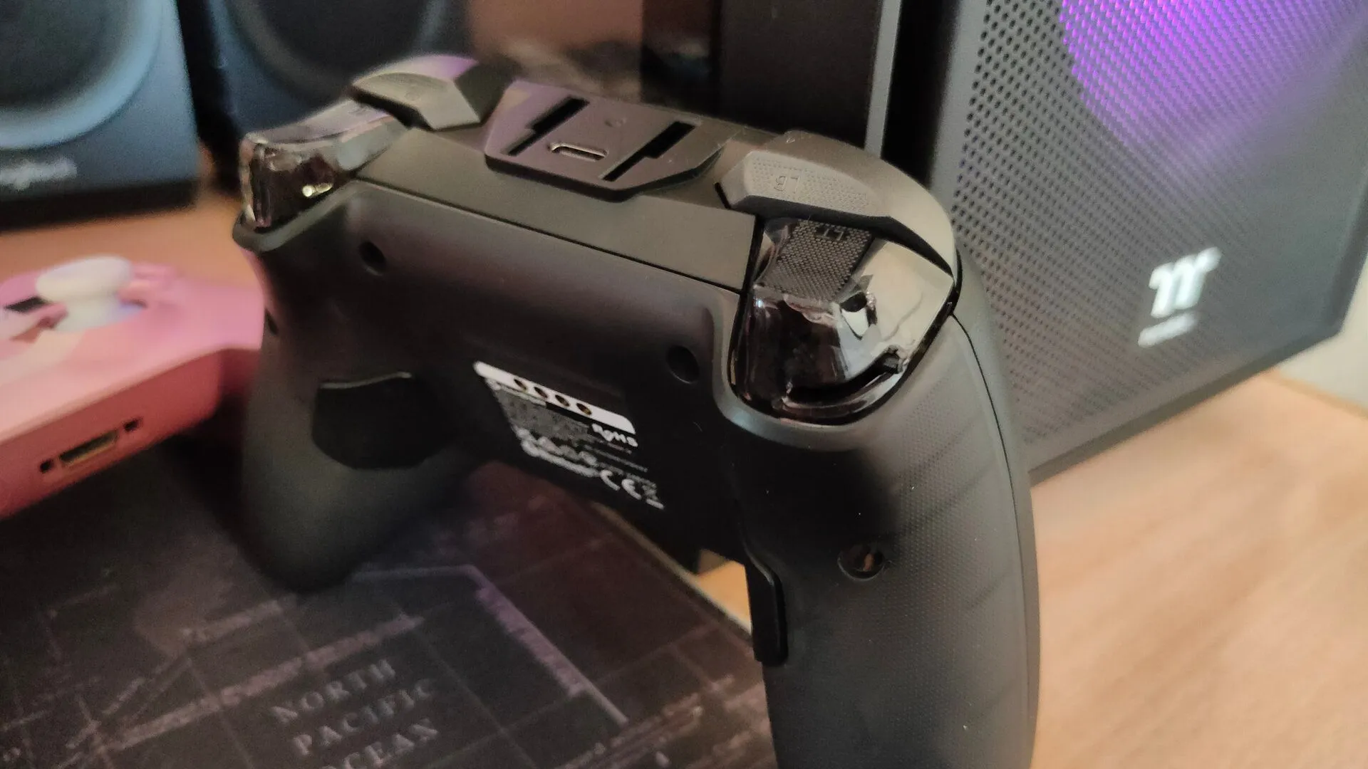 Tay cầm GameSir Cyclone 2 với cần gạt điều chỉnh cò và các nút phụ phía sau được làm nổi bật.