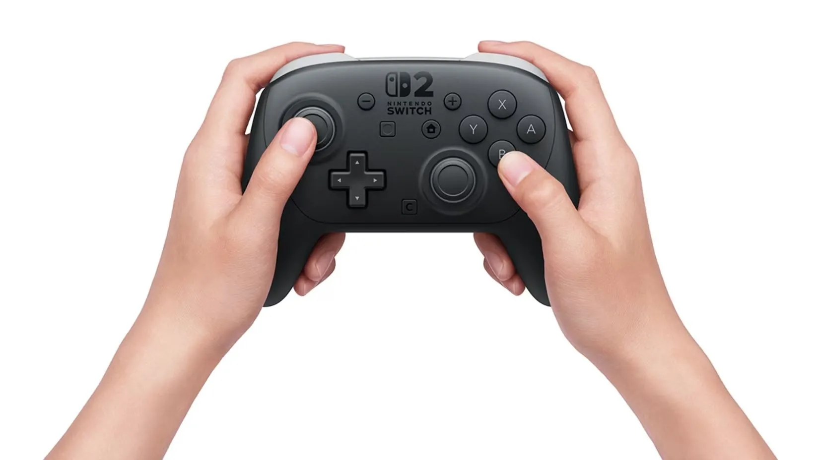 Tay cầm Pro Controller của Nintendo Switch 2 được cầm trong tay một người, cho thấy cổng tai nghe.