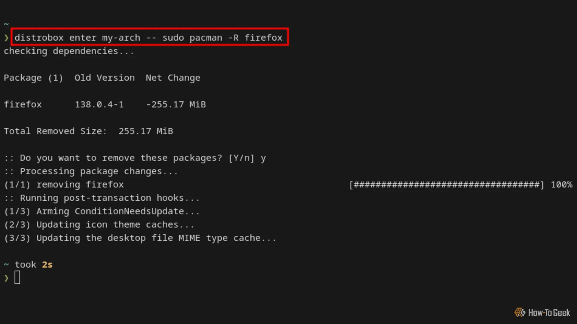 Terminal Linux hiển thị lệnh cần thiết để gỡ cài đặt trình duyệt Firefox khỏi Arch Linux container của Distrobox.