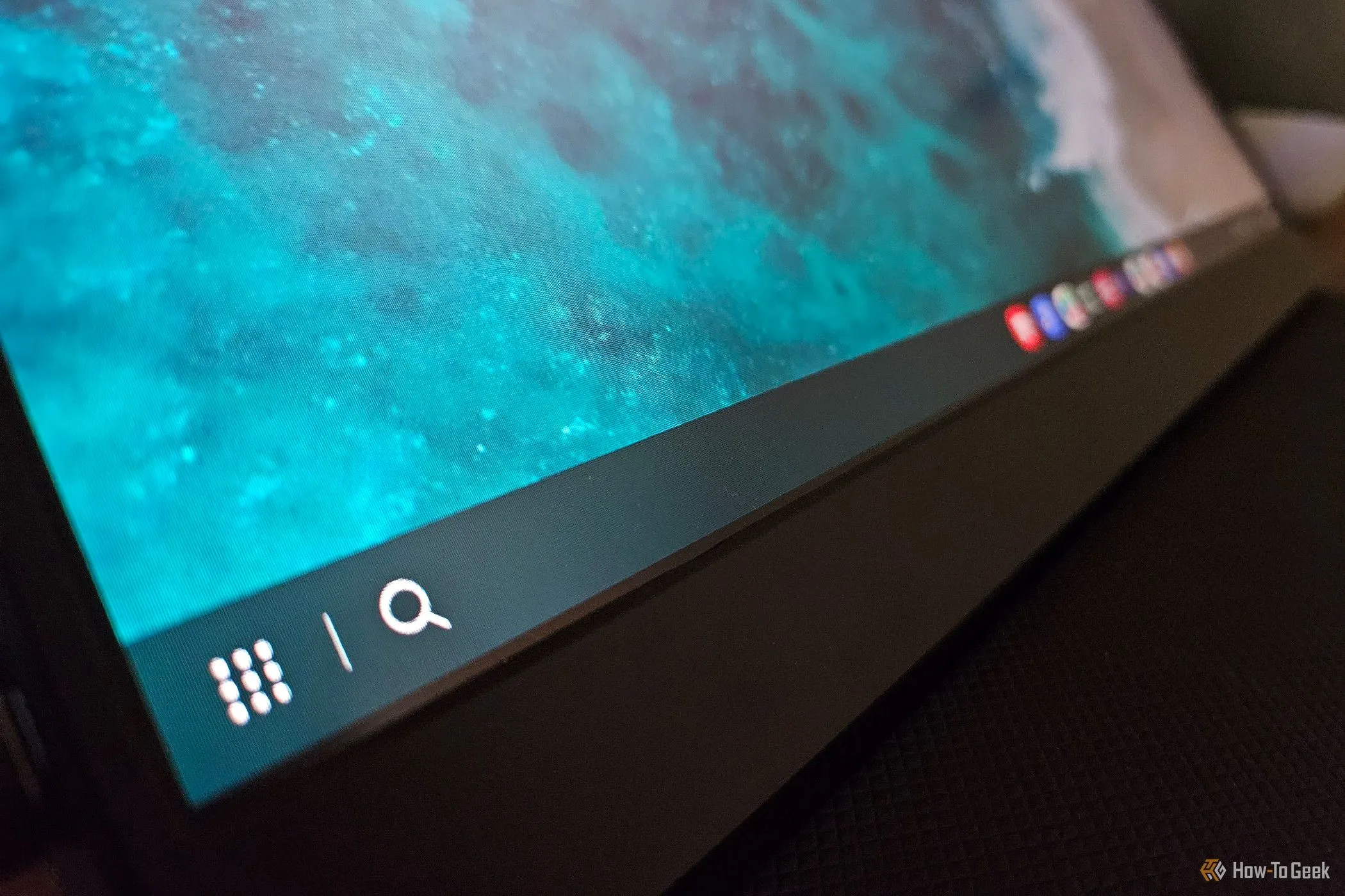 Thanh taskbar Samsung DeX hiển thị trên màn hình di động, minh họa giao diện tối giản.