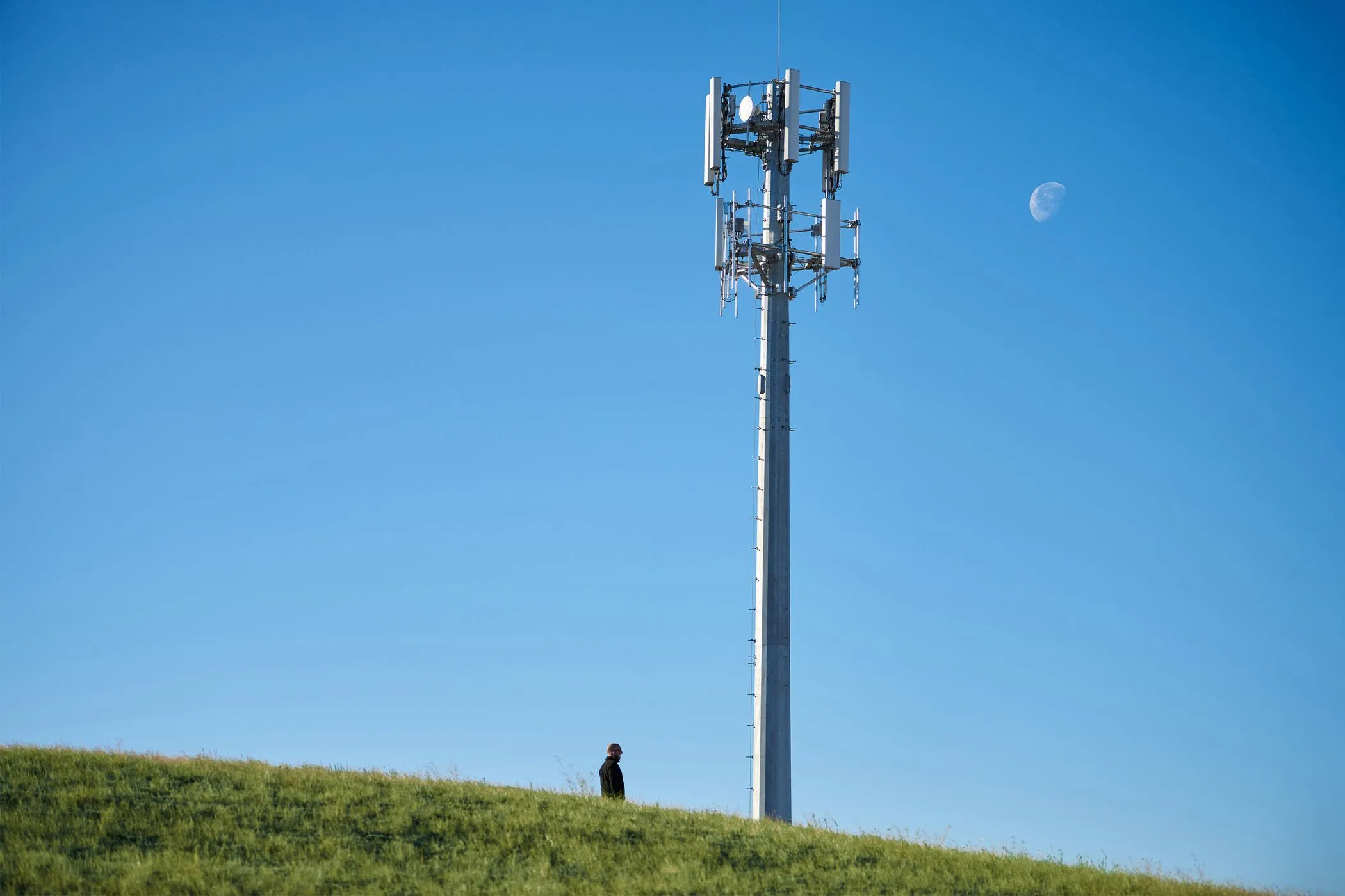 Tháp thu phát sóng di động 5G trên đồi, biểu tượng của kết nối không dây