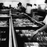 Thẻ đục lỗ IBM được công nhân sử dụng để lưu trữ dữ liệu và chương trình máy tính thời kỳ đầu.