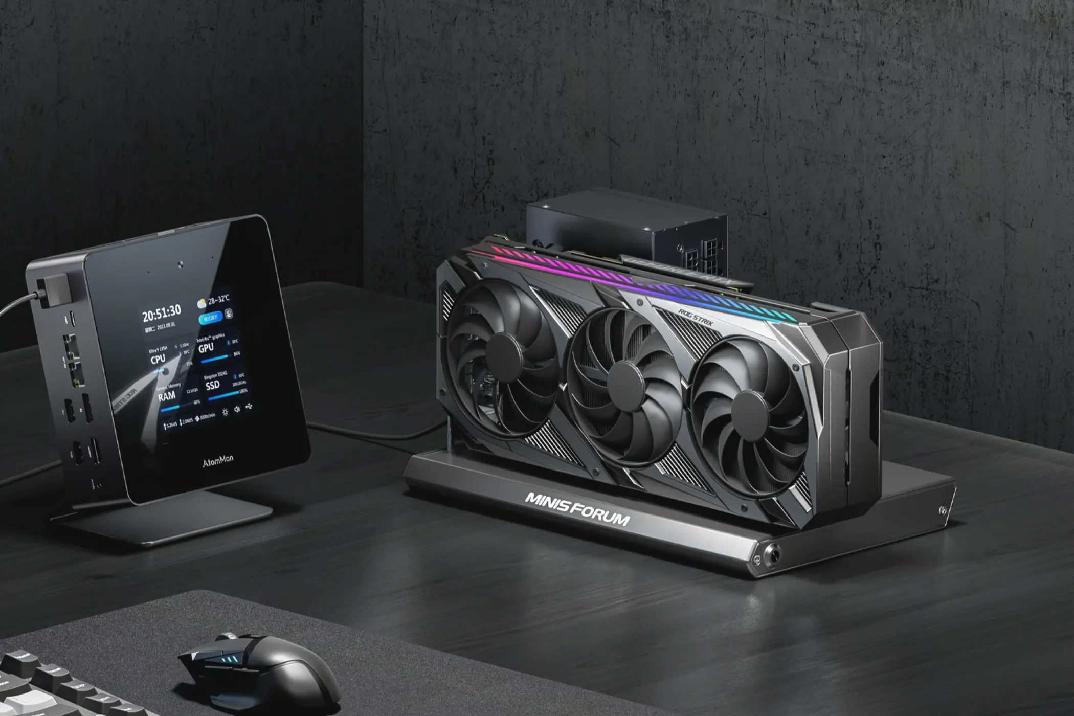 Thiết bị Minisforum DEG1 chứa card đồ họa và nguồn, kết nối với máy tính mini, minh họa giải pháp eGPU.