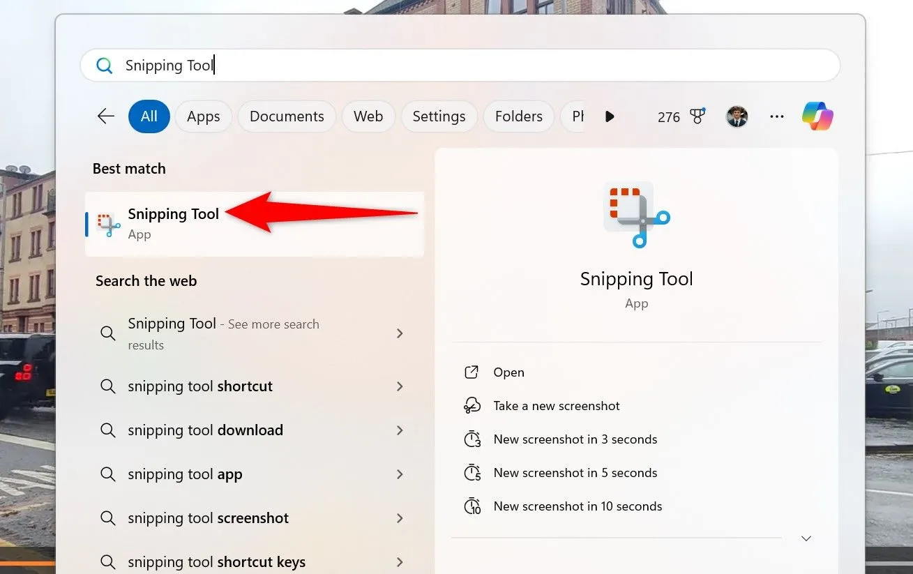 Tìm kiếm và khởi chạy công cụ Snipping Tool trong Windows Search.