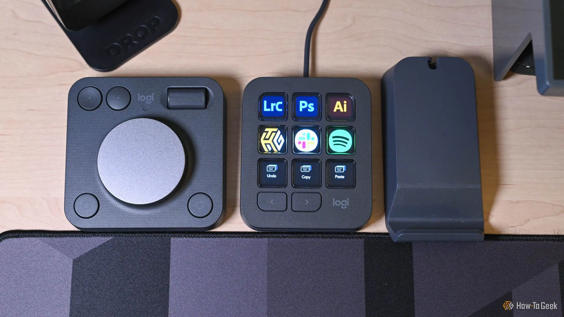 Toàn bộ các thành phần của Logitech MX Creative Console, bao gồm Keypad, Dialpad và chân đế, được sắp xếp trên mặt bàn, cho thấy sự rời rạc của các module.