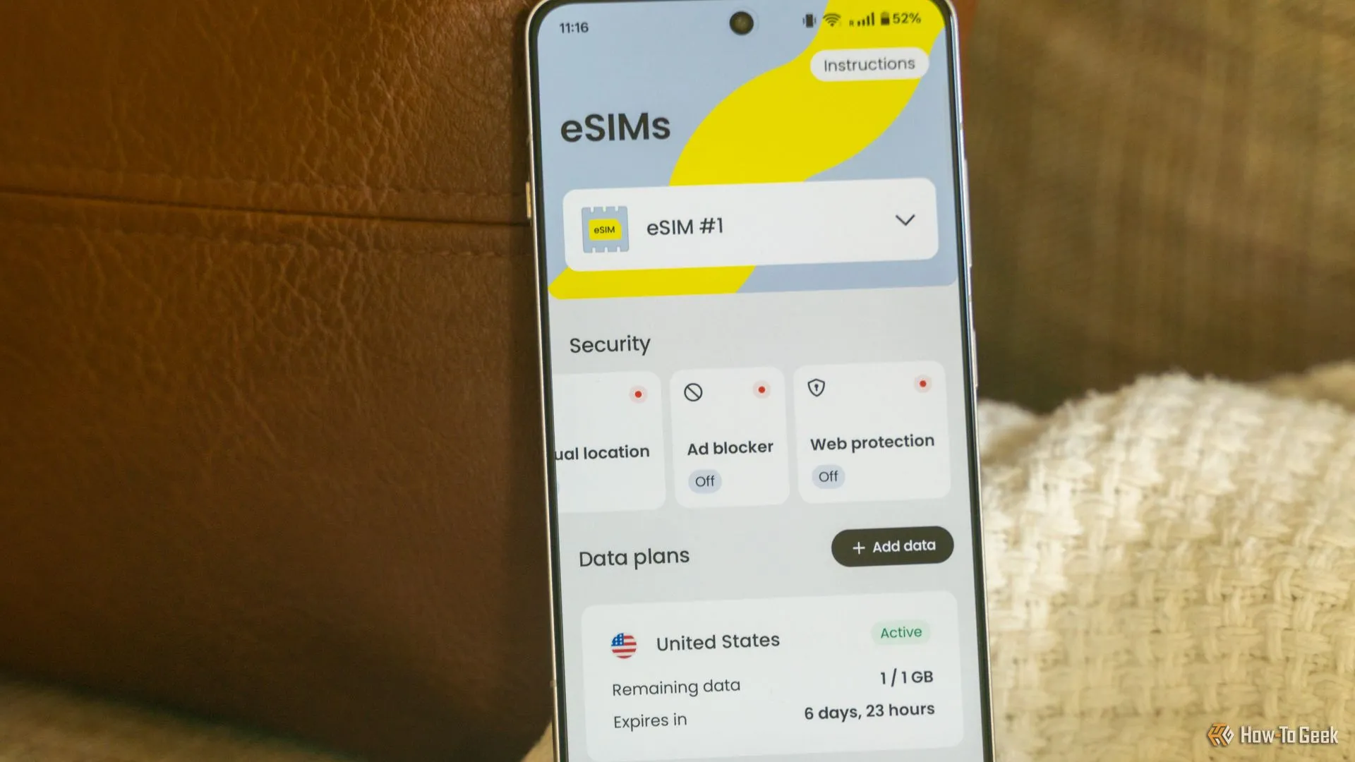 Trang chủ ứng dụng Saily eSIM hiển thị trạng thái hoạt động của dịch vụ, bao gồm tính năng bảo vệ web.
