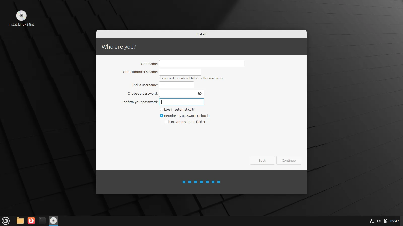 Trình cài đặt Linux Mint hiển thị màn hình để người dùng thiết lập thông tin tài khoản của mình.